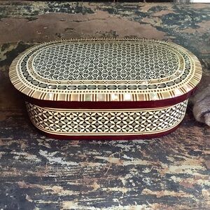 Inlay Mother Of Pearl Oval Trinket Box